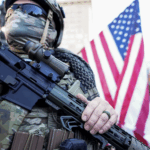 Soldado estadounidense sosteniendo arma